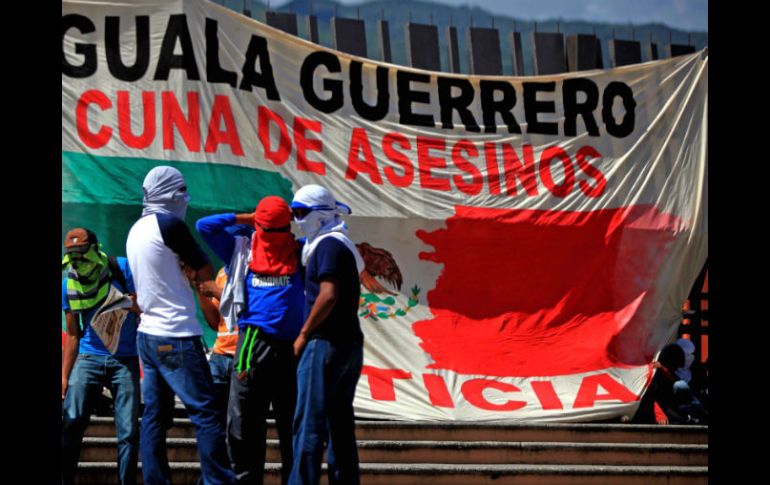 Al tomar protesta, pide ayuda del gobierno para que los normalistas aparezcan con vida. SUN / ARCHIVO