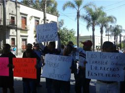 ''Liquidación digna para policías'' y ''Somos policías no delincuentes'', algunas de las consignas de los manifestantes. ESPECIAL /