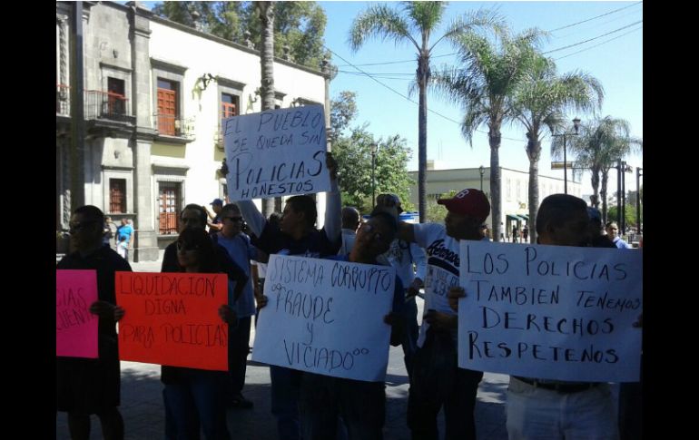 ''Liquidación digna para policías'' y ''Somos policías no delincuentes'', algunas de las consignas de los manifestantes. ESPECIAL /