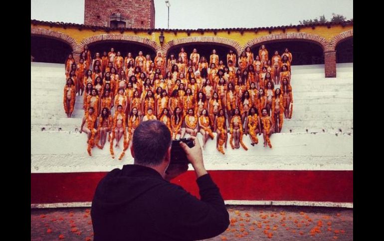 Las participantes posaron con miles de flores de cempasúchil, con collares hechos de estas flores. TWITTER / @SpencerTunick