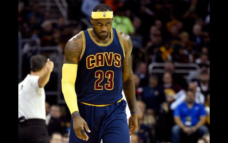 LeBron James tuvo problemas desde el inicio de su primer partido con los Cavaliers. AFP / J. Miller