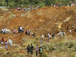 Los aldeanos dicen que el número de muertos podría superar fácilmente los 200. AP / E. Jayawardena