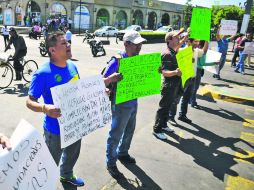 Denuncia. Ayer se manifestaron en Zapopan 60 policías despedidos. Exigieron una indemnización justa. EL INFORMADOR / J. Mendoza