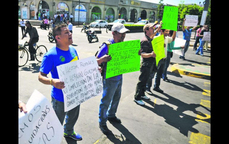 Denuncia. Ayer se manifestaron en Zapopan 60 policías despedidos. Exigieron una indemnización justa. EL INFORMADOR / J. Mendoza