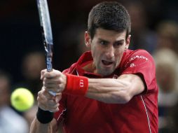 Novak Djokovic devuelve una bola a Gael Monfils durante un partido de los octavos de final del torneo de París Bercy. EFE / Y. Valat