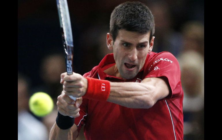 Novak Djokovic devuelve una bola a Gael Monfils durante un partido de los octavos de final del torneo de París Bercy. EFE / Y. Valat