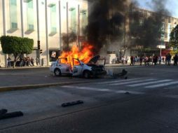 Cuando bomberos atendían el incendio de un segundo vehículo fueron agredidos. EL INFORMADOR /