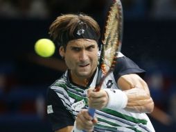 David Ferrer de España, regresa la pelota a Kei Nishikori deJapón durante el partido de cuartos de final en el torneo parisino. AP / M. Euler