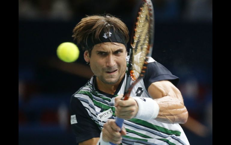 David Ferrer de España, regresa la pelota a Kei Nishikori deJapón durante el partido de cuartos de final en el torneo parisino. AP / M. Euler