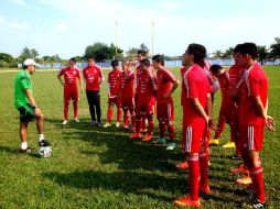 El técnico Raúl Gutiérrez (i) fue el encargado de realizar la selección que buscará ganar la presea dorada en dichos juegos. ESPECIAL / miselección.mx