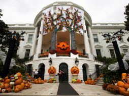 Más de cuatro mil 500 personas participan en el 'Halloween' organizado por la familia Obama. AP / J. Martin