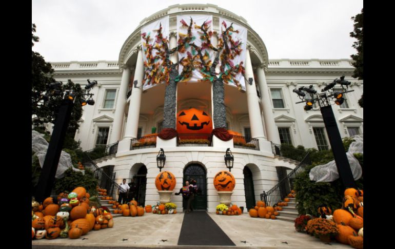 Más de cuatro mil 500 personas participan en el 'Halloween' organizado por la familia Obama. AP / J. Martin