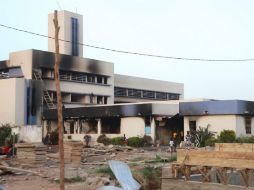 Así luce el ayuntamiento de Ougadougou, Burkina Faso, tras la salida de Blaise Compaoré. AFP / B. Dioulasso