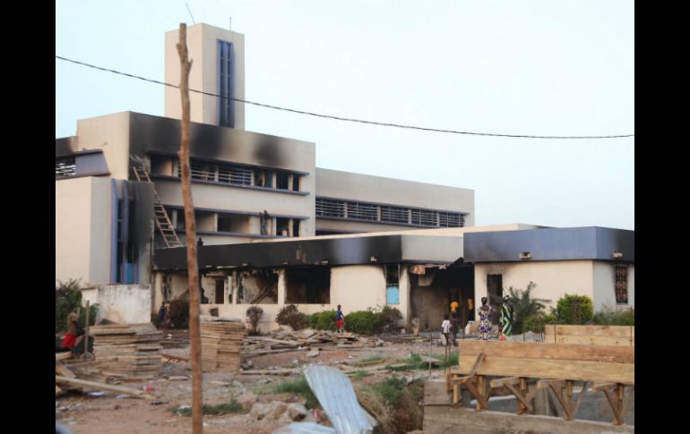 Así luce el ayuntamiento de Ougadougou, Burkina Faso, tras la salida de Blaise Compaoré. AFP / B. Dioulasso