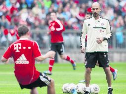 Pep Guardiola dirige los entrenamientos del Bayern Munich ejemplificando sus indicaciones. AP  /