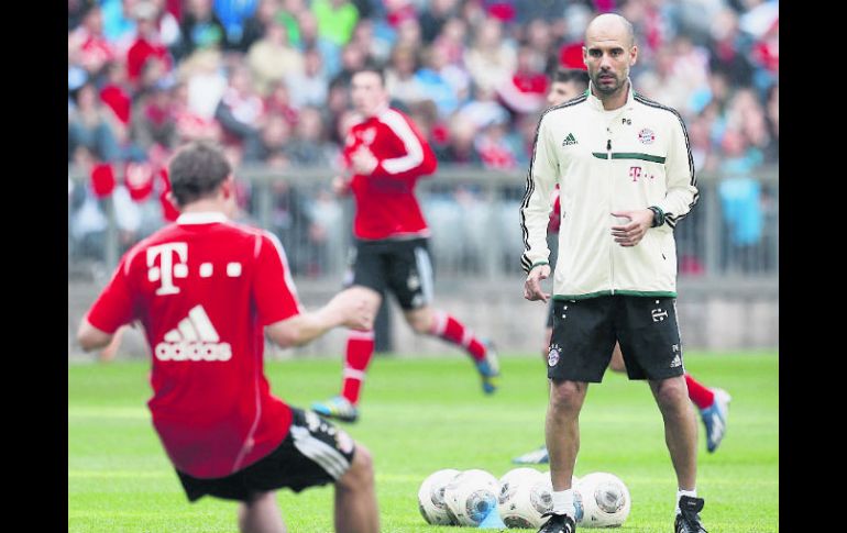 Pep Guardiola dirige los entrenamientos del Bayern Munich ejemplificando sus indicaciones. AP  /