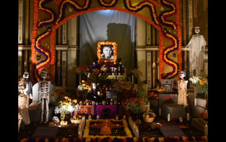 Una gran foto del laureado escritor preside la ofrenda, mientras que en tumbas laterales figuran nombres de personajes de sus libros. NTX / J. Zamorano