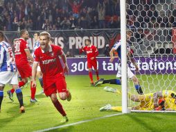 El jugador sueco Rasmus Bengtsson del Twente celebra luego de anotar el primer gol contra el Heerenveen hoy. EFE / P. Lous