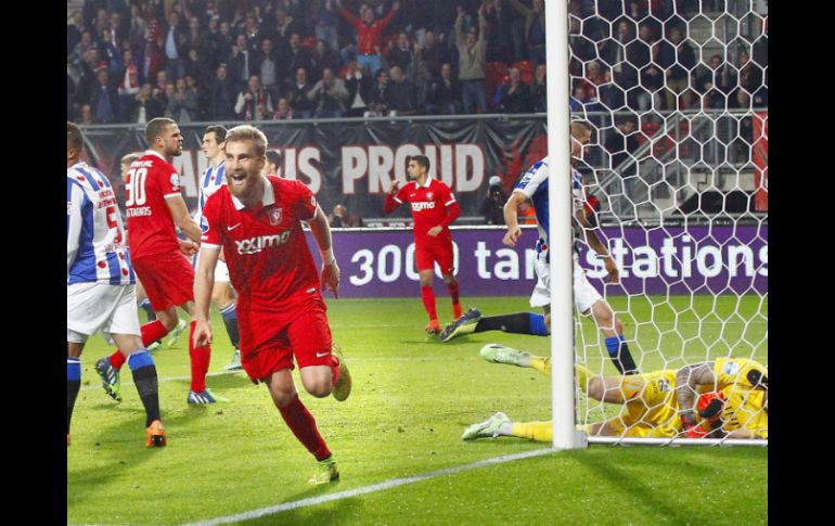 El jugador sueco Rasmus Bengtsson del Twente celebra luego de anotar el primer gol contra el Heerenveen hoy. EFE / P. Lous