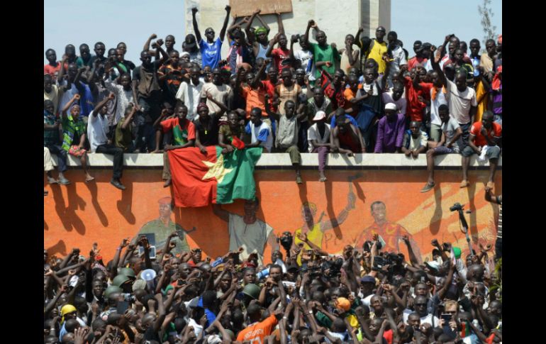 La población burkinesa celebra la forzada dimisión del presidente Blaise Campaoré. AFP / ARCHIVO