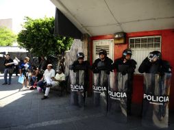 Elementos policiales mantienen presencia en San Juan de Dios tras los disturbios que dejaron cuatro personas detenidas. EL INFORMADOR / J. Mendoza