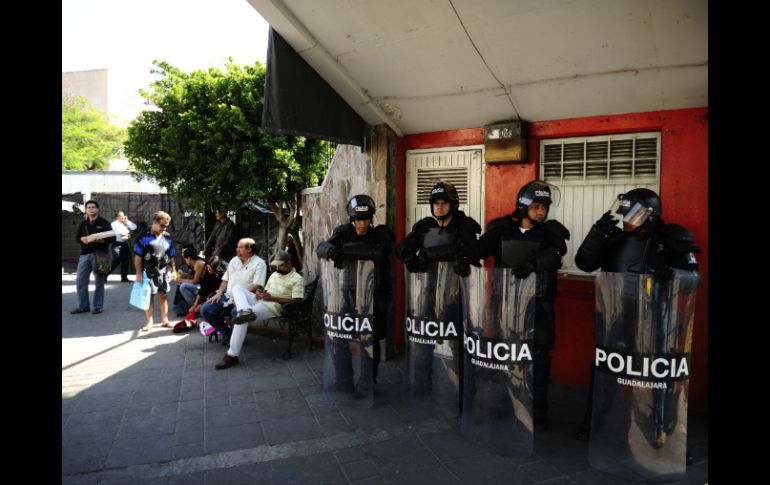 Elementos policiales mantienen presencia en San Juan de Dios tras los disturbios que dejaron cuatro personas detenidas. EL INFORMADOR / J. Mendoza