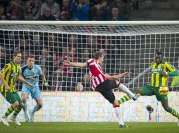 El jugador del PSV, Luuk de Jong (C) dispara a la meta del arquero del ADO Martin Hansen (c-i) y Dion Malone (d) durante el partido. EFE / J. Leenen