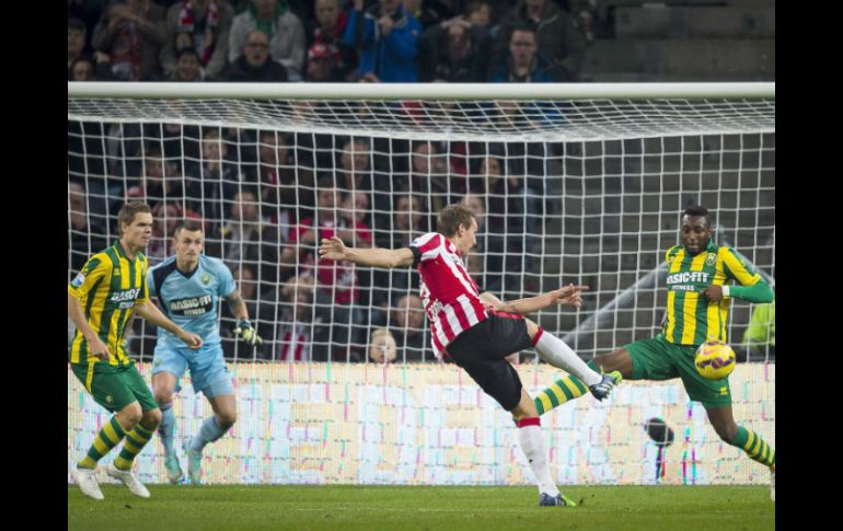 El jugador del PSV, Luuk de Jong (C) dispara a la meta del arquero del ADO Martin Hansen (c-i) y Dion Malone (d) durante el partido. EFE / J. Leenen