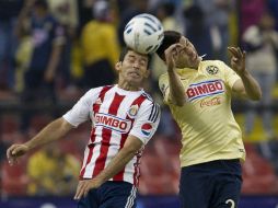 Oribe Peralta e Israel Castro pelean por el balón. AP / C. Palma