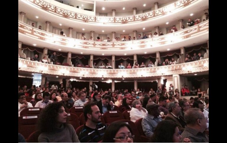 Los asistentes en el Teatro Macedonio durante la apertura de la Feria del Libro. TWITTER / @FilOaxaca