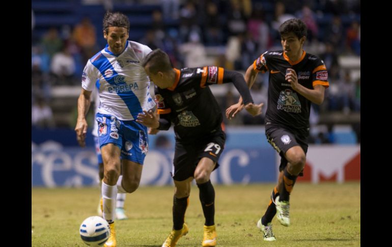 El partido, correspondiente a la fecha 15 del Torneo de Apertura, es celebrado en el estadio Cuauhtémoc de Puebla. MEXSPORT / J. Ramírez