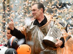 Bruce Bochy muestra el trofeo de la Serie Mundial 2014 ante los aficionados de San Francisco. AFP / ARCHIVO