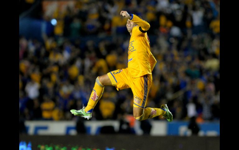 Anselmo Vendrechovski Junior, de Tigres, festeja su anotación ante el Querétaro hoy, sábado 1 de noviembre. EFE / M. Sierra