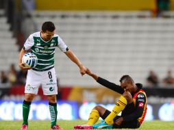 Juan Pablo Rodríguez (i) y Fidel Martínez (d) durante una jugada en el vacío estadio Jalisco. MEXSPORT / A. Macias