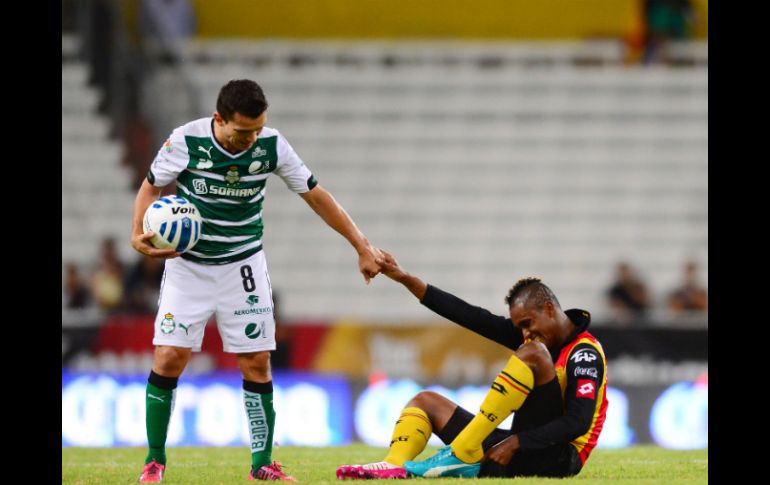 Juan Pablo Rodríguez (i) y Fidel Martínez (d) durante una jugada en el vacío estadio Jalisco. MEXSPORT / A. Macias