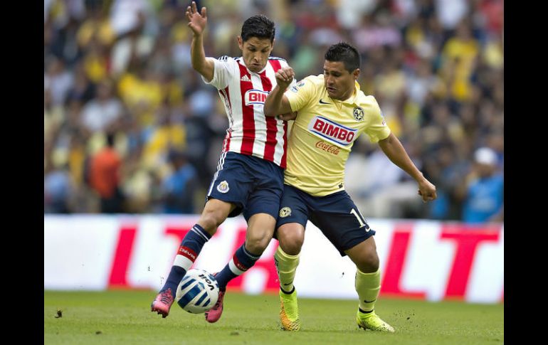 Ángel Reyna y Osvaldito Martínez. Los dos creativos  cumplieron labores de sacrificio durante el partido de ayer en el Estadio Azteca. MEXSPORT / O. Martínez