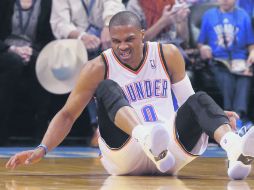 Russell Westbrook, al momento de la caída en el segundo cuarto del juego del jueves pasado en que se fracturó la mano. AP / S. Ogrocki