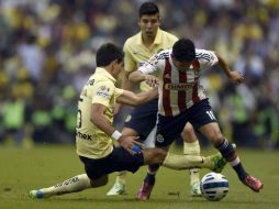 Reyna jugó entre líneas ayer en el Estadio Azteca. Los ocho centros que intentó fueron rechazados, incluido el polémico de Aguilar. AFP / A. Estrella