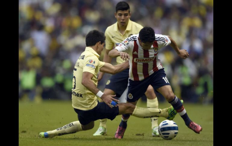 Reyna jugó entre líneas ayer en el Estadio Azteca. Los ocho centros que intentó fueron rechazados, incluido el polémico de Aguilar. AFP / A. Estrella