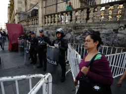 Antimotines vigilan frente al mercado de Javier Mina y Calzada Independencia. EL INFORMADOR / J. Mendoza