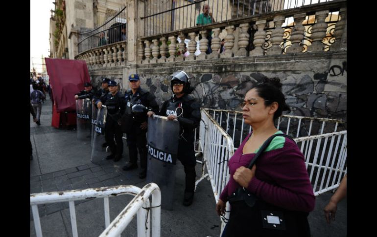 Antimotines vigilan frente al mercado de Javier Mina y Calzada Independencia. EL INFORMADOR / J. Mendoza