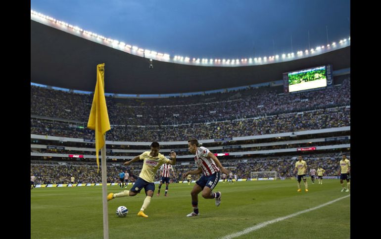 Paolo Goltz es presionado por Gerardo Rodríguez; el partido fue de ida y vuelta, pero con pocas oportunidades claras en zona de peligro MEXSPORT / O. Aguilar