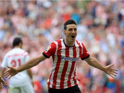 Aritz Aduriz abre el marcador al aprovechar un centro desde la derecha de Markel Susaeta. EFE / L. Tejido