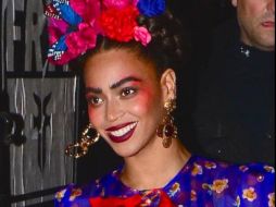 Beyoncé luce el peinado característico de Frida, adornado con una corona de flores. TWITTER / @BeyonceDiario