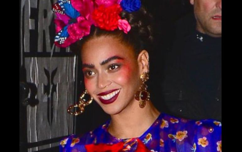 Beyoncé luce el peinado característico de Frida, adornado con una corona de flores. TWITTER / @BeyonceDiario