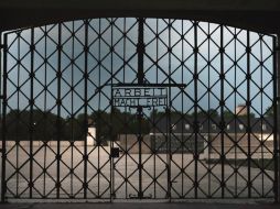 La imagen muestra la entrada al ex campo de exterminio nazi en Dachau con la inscripción nazi 'Arbeit mact frei' que ha sido robada. AFP / ARCHIVO