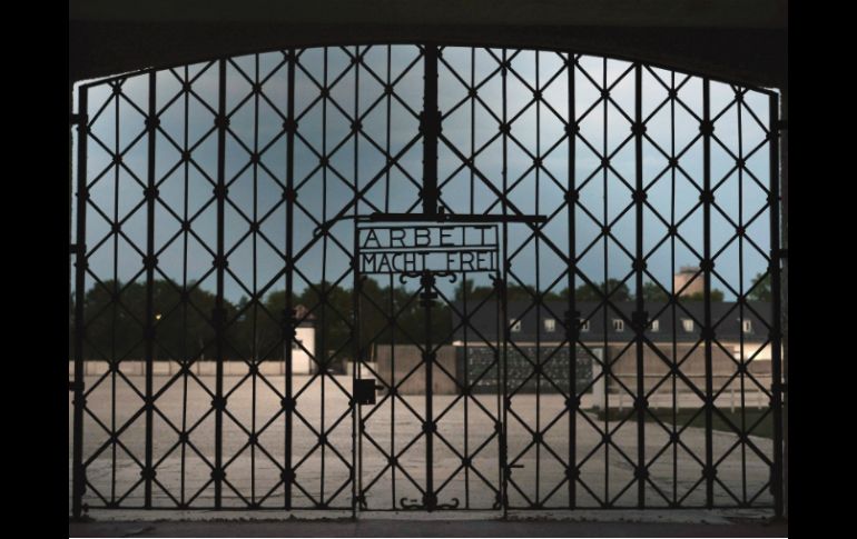 La imagen muestra la entrada al ex campo de exterminio nazi en Dachau con la inscripción nazi 'Arbeit mact frei' que ha sido robada. AFP / ARCHIVO