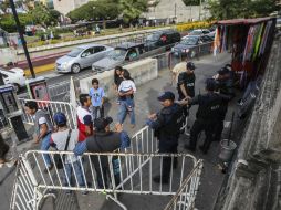 La Policía de Guadalajara continúa vigilando la zona de San Juan de Dios después de los disturbios del pasado viernes. EL INFORMADOR / F. Atilano