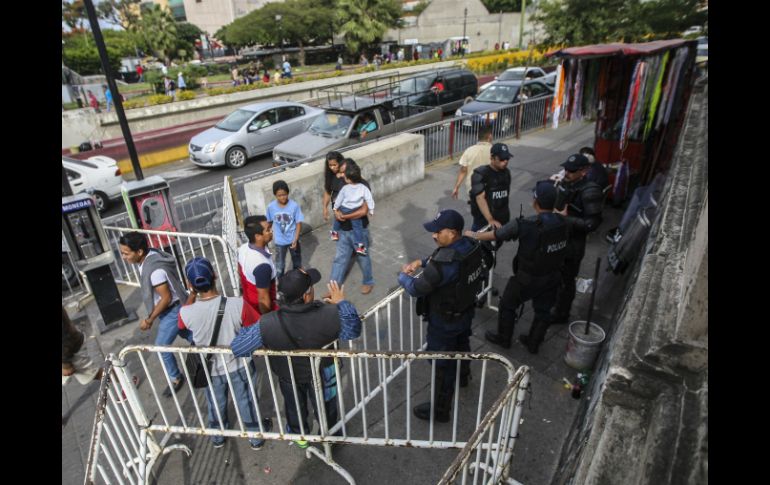 La Policía de Guadalajara continúa vigilando la zona de San Juan de Dios después de los disturbios del pasado viernes. EL INFORMADOR / F. Atilano