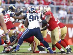 Colin Kaepernick (7) de los 49ers de San Francisco se zambulle para recuperar un fumble contra los Carneros de San Luis. AFP / E. Shaw